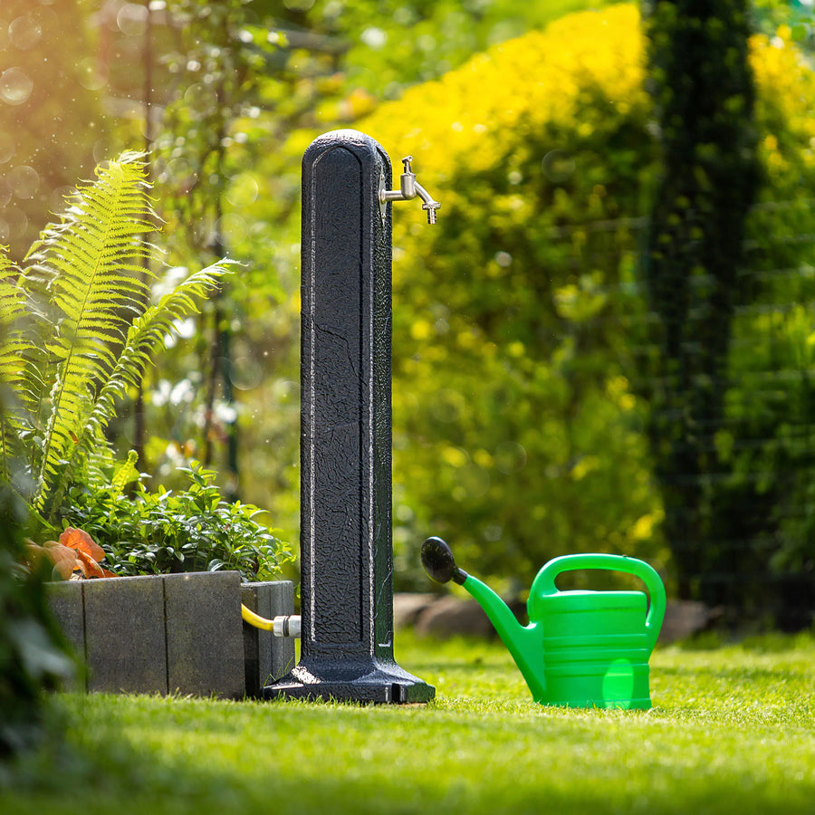 antraciet waterzuil geplaatst in tuin